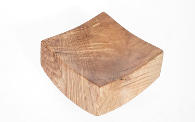 Architectural vessel sculpture V2961 in native ash – a powerful hollowed artwork by Jörg Pietschmann, sculpted to honor the deep-grained character of ancient trunks and ground premium interiors with the raw, unwritten history of the woods.