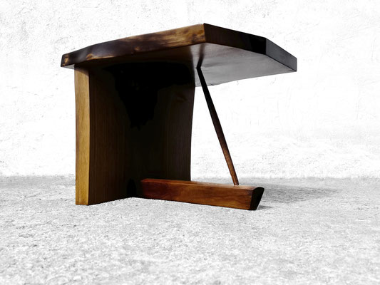 Bespoke art table T2623 in European Walnut – a rare art furniture archetype and high-tech sculpture with a touch of the wild, handcrafted for design lovers and art buyers by Jörg Pietschmann.