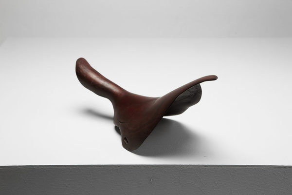 Abstract tropical driftwood sculpture S0137 by Jörg Pietschmann, featuring a sleek, dark brown biomorphic shape resembling a stylized bird or saddle with smooth curves and a natural grain finish on a white studio background.