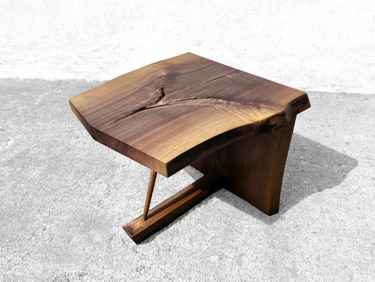 Bespoke art table T2623 in European Walnut – a rare art furniture archetype and high-tech sculpture with a touch of the wild, handcrafted for design lovers and art buyers by Jörg Pietschmann.