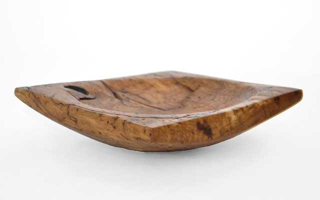 Characterful oak bowl V21644 – a masterfully hollowed wood sculpture by Jörg Pietschmann, highlighting the deep, natural grain patterns and organic textures of solid timber to bring architectural art into high-end interiors.