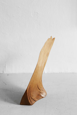 Abstract organic oak wood sculpture S0118 by Jörg Pietschmann, featuring a dynamic, curved fin-like shape with smooth polished surfaces, natural grain cracks, and a warm honey-amber tone, showcased from multiple angles against a white studio wall.
