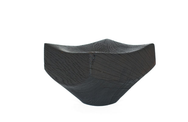 Evocative artisan bowl V2911 in deeply burned ash – a profound hollowed masterpiece by Jörg Pietschmann, mindfully shaped to accentuate the raw vitality of natural edges and infuse high-end spaces with the primal pulse of nature.