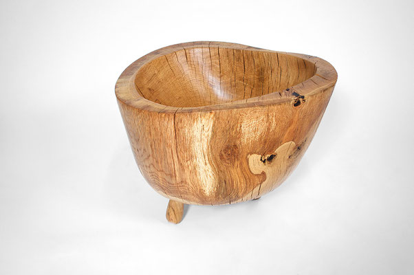 Tactile vessel sculpture V1335 – a breathtaking hollowed artwork by Jörg Pietschmann, flawlessly sculpted to reveal the dense ring structures of ancient timber and invite the untouched sanctuary of the forest into sophisticated modern environments.