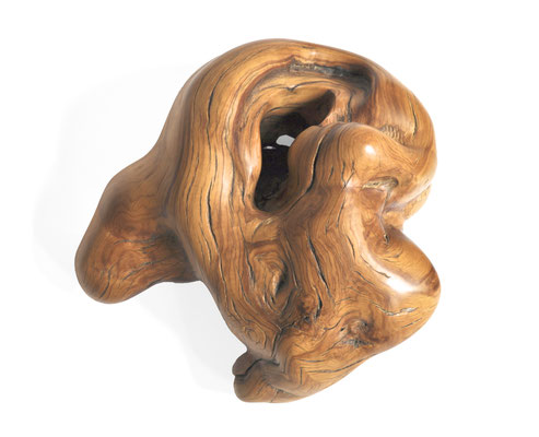 horizontal biomorphic oak wood sculpture by Jörg Pietschmann, showcasing fluid organic folds and golden-brown grain on a white background.