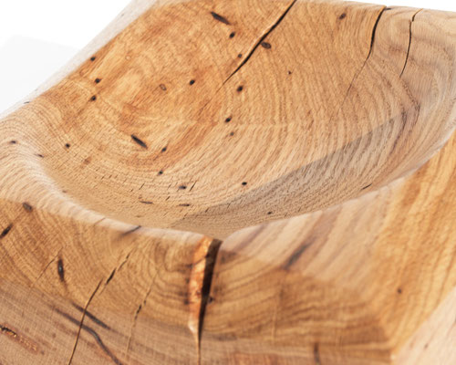 Refined vessel sculpture Oak V21094 – a sublime hollowed artwork by Jörg Pietschmann, fluidly carved to showcase the delicate interplay of light and deep grain, infusing high-end interiors with the sculptural harmony of the wilderness