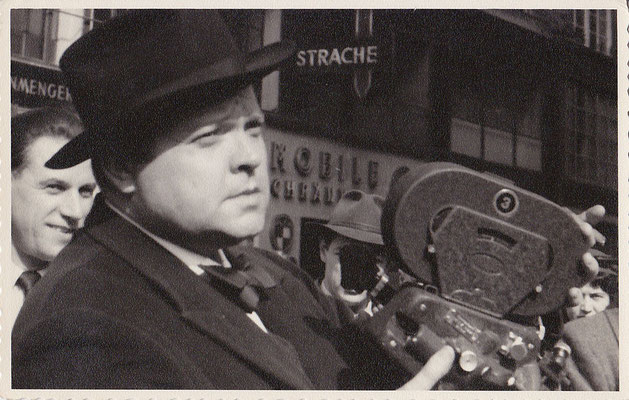 Orson Wells beim Dreh zum 3.Mann in Wien an der Albrechtsrampe