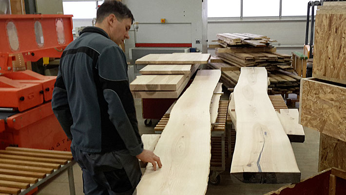 In der Werkstatt wird Holz ausgesucht