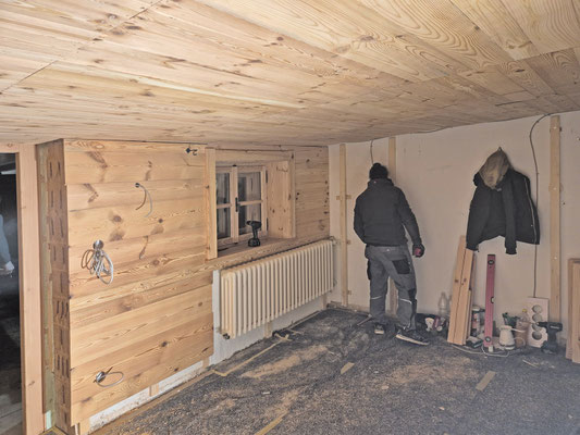  Das Gästezimmer wird mit altem Kiefernholz ausgebaut.