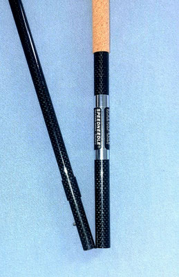 Der Verschluss erfolgt durch Federkugeln. Ein Anschlag aus Carbon, verklebt UND vernietet nimmt die Kräfte auf. 