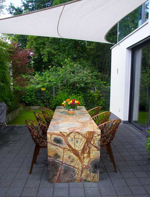 Großer Naturstein Tisch aus Rainforest Brown Stein mit einmaligen Kunstwerken aus der Natur. Frontansicht