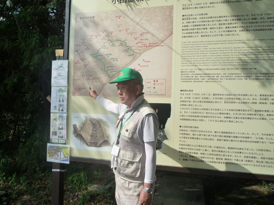 ボランティアの人が小田原城の歴史を詳しく説明してくれた。