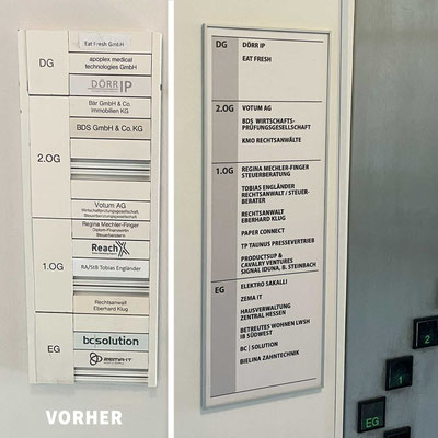 Firmenwegweiser mit Firmennamen im Rahmen, montiert am Standort, gestaltet und produziert