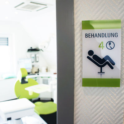 Türschilder mit Symbolen für Behandlungen, Zahnarztpraxis Wiesbaden