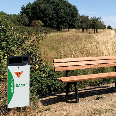 Mülleimer mit „Danke“-Aufkleber im öffentlichen Bereich, gestaltet für die Stadt Eschborn