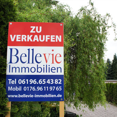 Gestaltetes und produziertes Werbeschild von BELLEVIE Immobilien in Bad Soden