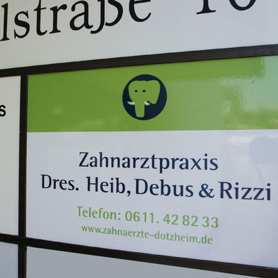 Montiertes Praxisschild der Zahnarztpraxis in Wiesbaden, gestaltet und umgesetzt