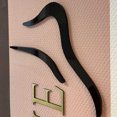 Detail 3D Wandlogo aus Aluminium und Acryl in gold und braun für Podologie, Podologische Praxis Eschborn