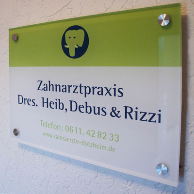 Montiertes Praxisschild der Zahnarztpraxis in Wiesbaden, gestaltet und umgesetzt