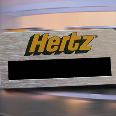 Gestaltete und produzierte Namensschilder für eine Autovermietung