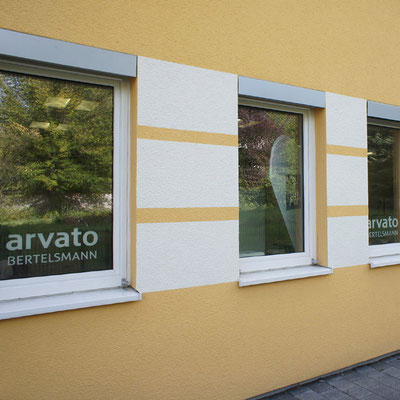 ARVATO BERTELSMANN, Objektbeschriftung Fenster