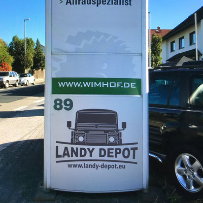 Stele mit Firmenlogo für „Landy Depot“, Landrover-Ersatzteileshop und Werkstatt in Wiesbaden-Diedenbergen