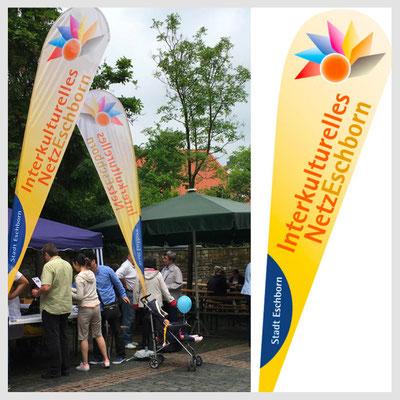 Beach-Flag mit Infotext der Stadt Eschborn, für Informationszwecke aufgestellt auf Straßenfest