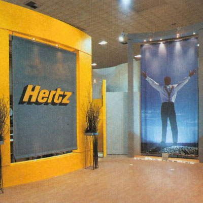 Gestaltete und produzierte Großformatschilder für den Messestand einer Autovermietung