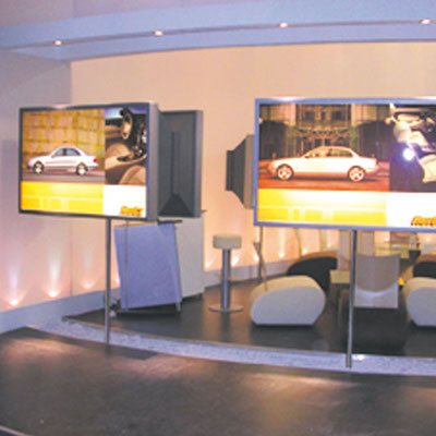 Gestaltete und produzierte Großformatschilder für den Messestand einer Autovermietung