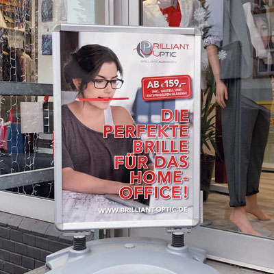 Gestalteter Kundenstopper mit Poster mit Frau mit Brille für einen Optiker in Eschborn