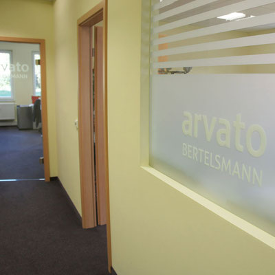 ARVATO BERTELSMANN, Objektbeschriftung Fenster
