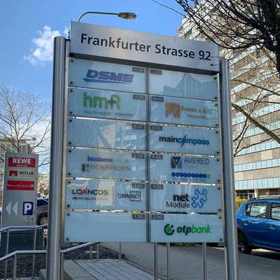 Gestaltetes und produziertes Firmenschild mit Logo für eine vorhandene Werbesäule