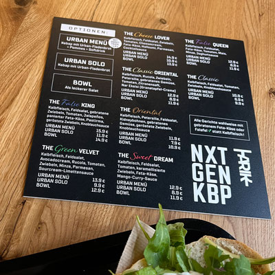 NXT GEN KBP, Tischkarte aus Hartschaum