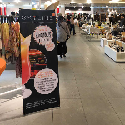 SKYLINE 19 CAFÉ, im Breuninger, Aufsteller