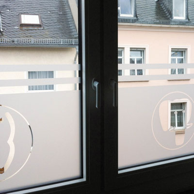Sichtschutzfolie mit Logo Aussparung für einer Zahnarztpraxis in Wiesbaden, gestaltet und umgesetzt