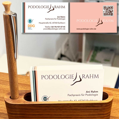 Visitenkartenaufsteller mit Visitenkarten in Farbe für Podologie, Podologische Praxis Eschborn