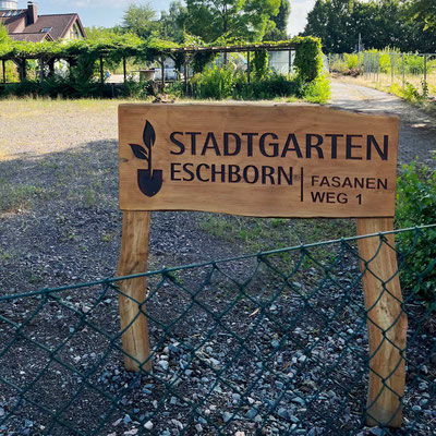 ndividuell gefrästes Holzschild mit Logo der Stadt Eschborn, gestaltet und produziert, montiert am Standort 