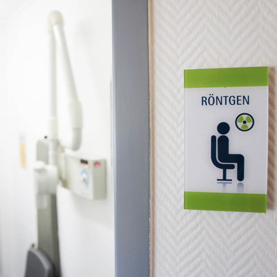 Farbig gestaltetes und fertig produziertes Set von Türschildern mit Behandlungssymbolen für die Behandlungszimmer der Zahnarztpraxis in Wiesbaden