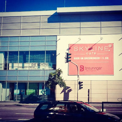 SKYLINE 19 CAFÉ, im Breuninger, Banner