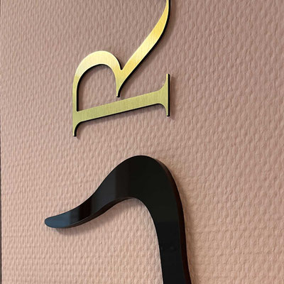 Detail 3D Wandlogo aus Aluminium und Acryl in gold und braun für Podologie, Podologische Praxis Eschborn