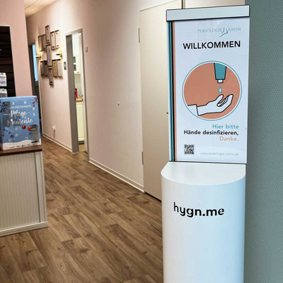 Desinfektionsaufsteller mit Logo und QR Code in Farbe für Podologie, Podologische Praxis Eschborn