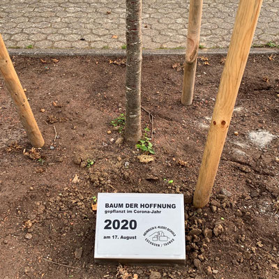 Montiertes Edelstahlschild im Außenbereich, aufwendig graviert und gefräst