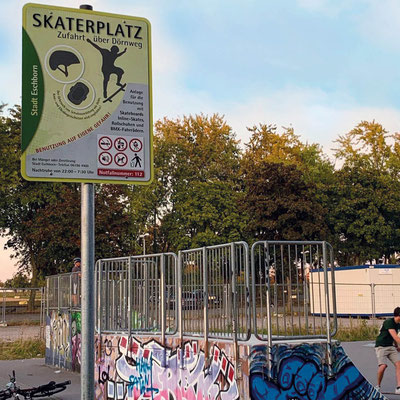 Spielplatzschilder der Stadt Eschborn, montiert am Standort, individuell gestaltet und produziert