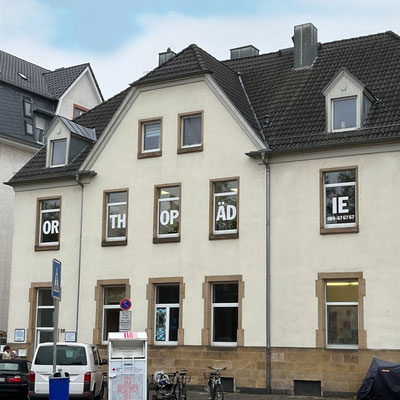 Gestaltete und produzierte Fensterbeschriftung, mehrere Fenster eines Hauses beklebt