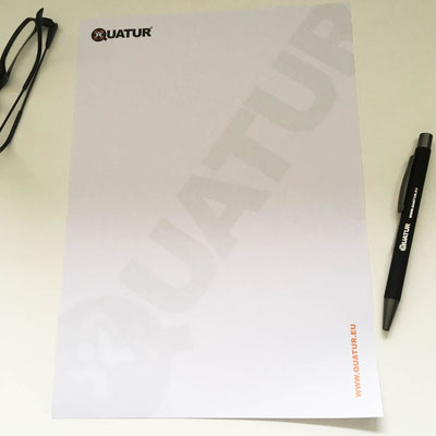Set aus Briefpapier, rückseitig bedruckt, Logo auf der Vorderseite leicht sichtbar