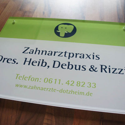 Gestaltetes und produziertes Praxisschild für die Zahnarztpraxis in Wiesbaden