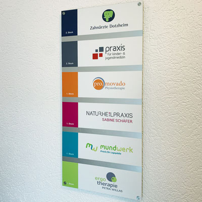 Montiertes Schild mit Logo zur Gebäudenavigation im Bürohaus