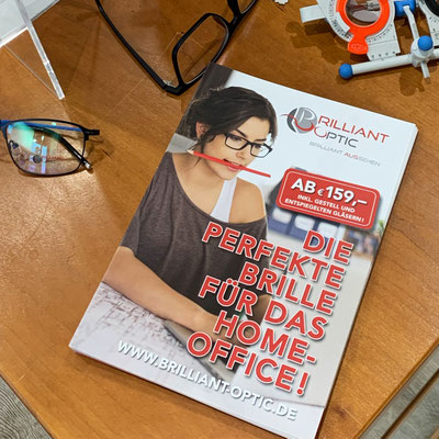 Gestalteter Informationsflyer mit Frau mit Brille für einen Optiker in Eschborn