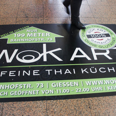WOK ART, Bodenaufkleber im Bahnhof