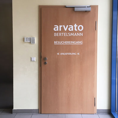 ARVATO BERTELSMANN, Objektbeschriftung Eingangstüre